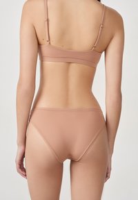 BH- und Slips-Set in hellbraun, aus weichem Stoff gefertigt. Der BH hat verstellbare Träger, während der Slip ein nahtloses Design aufweist.