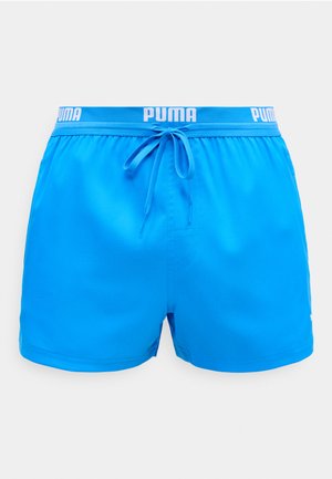 Svetlo modre plavalne kratke hlače znamke Puma z elastičnim pasom, belim logotipom Puma in sprednjo vrvico za zavezovanje.