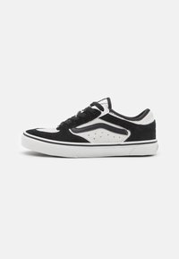 Zapatillas en blanco y negro con parte superior de ante, diseño clásico de skate, acentos perforados y suela de goma blanca con ribete negro.