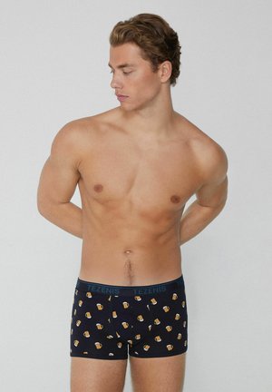 Schwarze Boxer-Briefs mit einem Muster aus Bierkrügen, elastischer Bund mit "TEZENIS"-Logo, weicher Stoff, taillierter Schnitt.