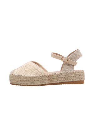 Sandalia espadrille beige con parte superior de tela tejida, correa al tobillo con hebilla y suela de plataforma trenzada.