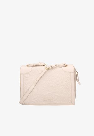 Sac à main rectangulaire en cuir beige avec motifs floraux embossés, bandoulière réglable, garnitures en or et fermeture éclair sur un côté.