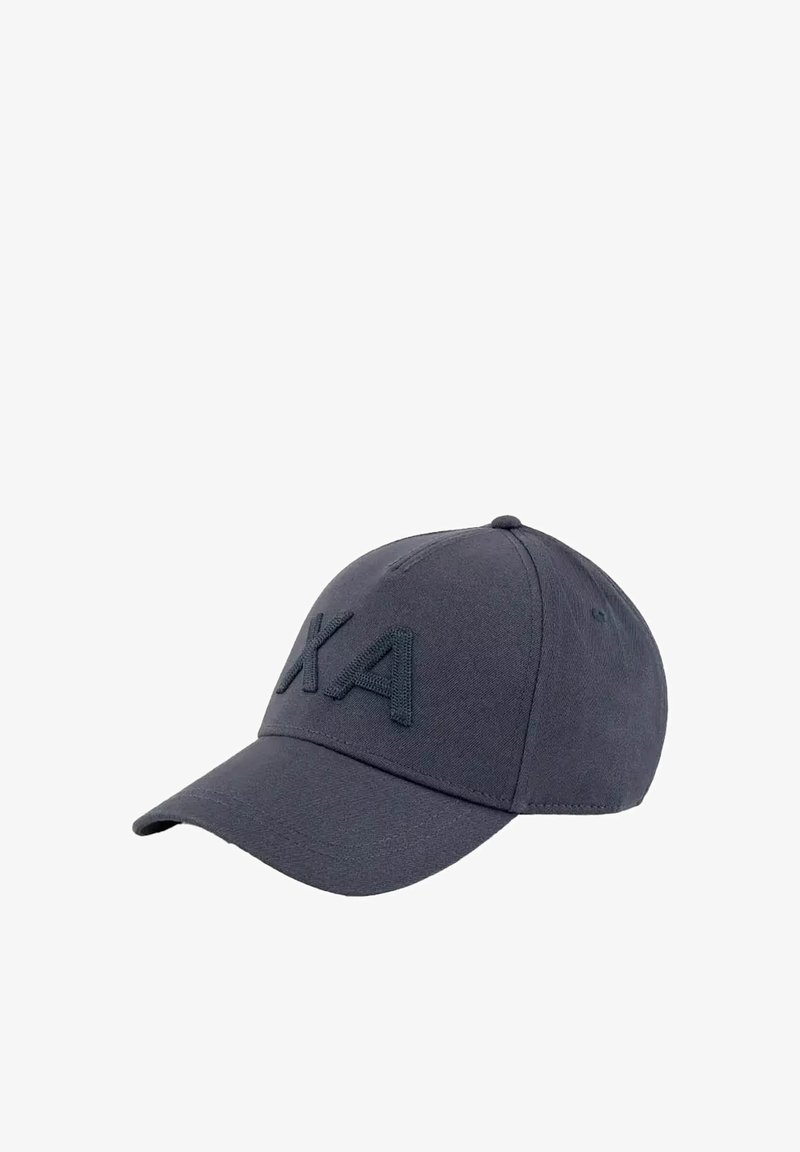 Donkergrijze honkbalpet met een geborduurd logo. De stof lijkt glad, en de pet heeft een gebogen klep en een verstelbare band.