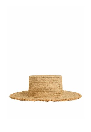 Chapeau bateau en paille avec couronne plate et large bord légèrement effiloché, tissé en fibres beiges naturelles.