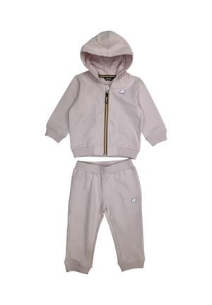 Tuta da bambino rosa chiaro con giacca con cappuccio e zip e pantaloni coordinati con vita elastica, entrambi caratterizzati da piccoli dettagli del logo.
