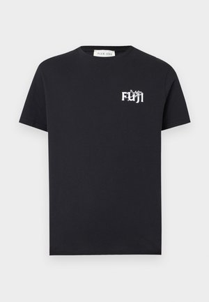 Zwart T-shirt met korte mouwen, witte tekst "Fuji" en klein bloemenmotief op de linkerborst, ronde hals, effen achtergrond.
