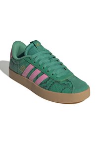 Sneakers verdi con un motivo a pelle di serpente testurizzata, strisce rosa e una suola in gomma. Presentano un collare e una linguetta imbottiti.