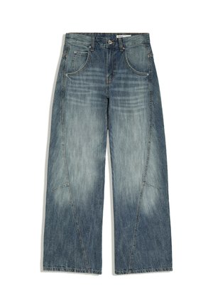 Blaue Jeans mit weitem Bein, verwaschener Optik, Fronttaschen, Gürtelschlaufen und sichtbaren Nahtdetails auf weißem Hintergrund.