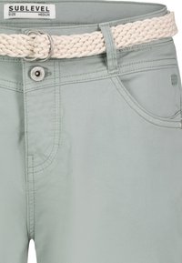 Sublevel FEINE BERMUDA MIT FLECHTGÜRTEL - Jeans Shorts - hellgrün