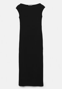 Črna midi obleka brez rokavov z ladijskim izrezom in ravno silhueto na enobarvnem ozadju.