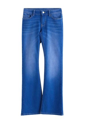 Blå denimjeans med udvidede ben, forlommer, bæltestropper og knaplukning.