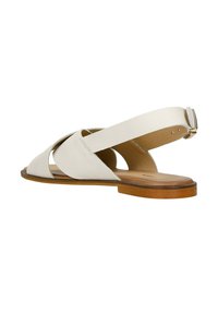 Witte leren sandaal met kruisbandjes en elastische hielband. Platte houten zool en gladde binnenvoering voor comfort. Gespdetail op het bandje.