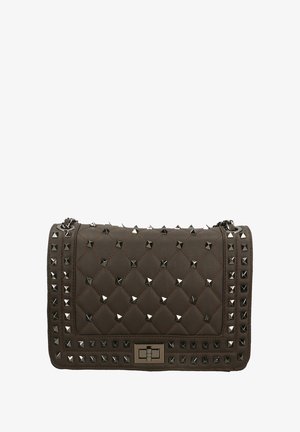 Gev quilted bruine handtas met metalen piramide studs, een kettingriem en een sluiting met haak. Zachte textuur met contrasterende stiksels.