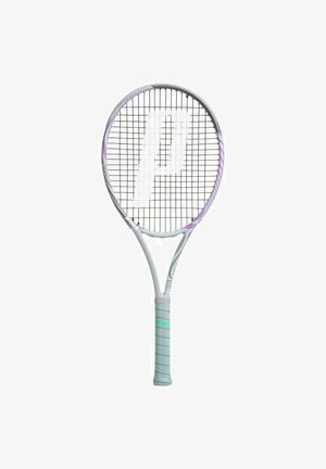 Racchetta da tennis con un telaio rotondo, accenti grigi e viola, una presa testurizzata e un motivo di corde nere che forma un logo prominente sulle corde.