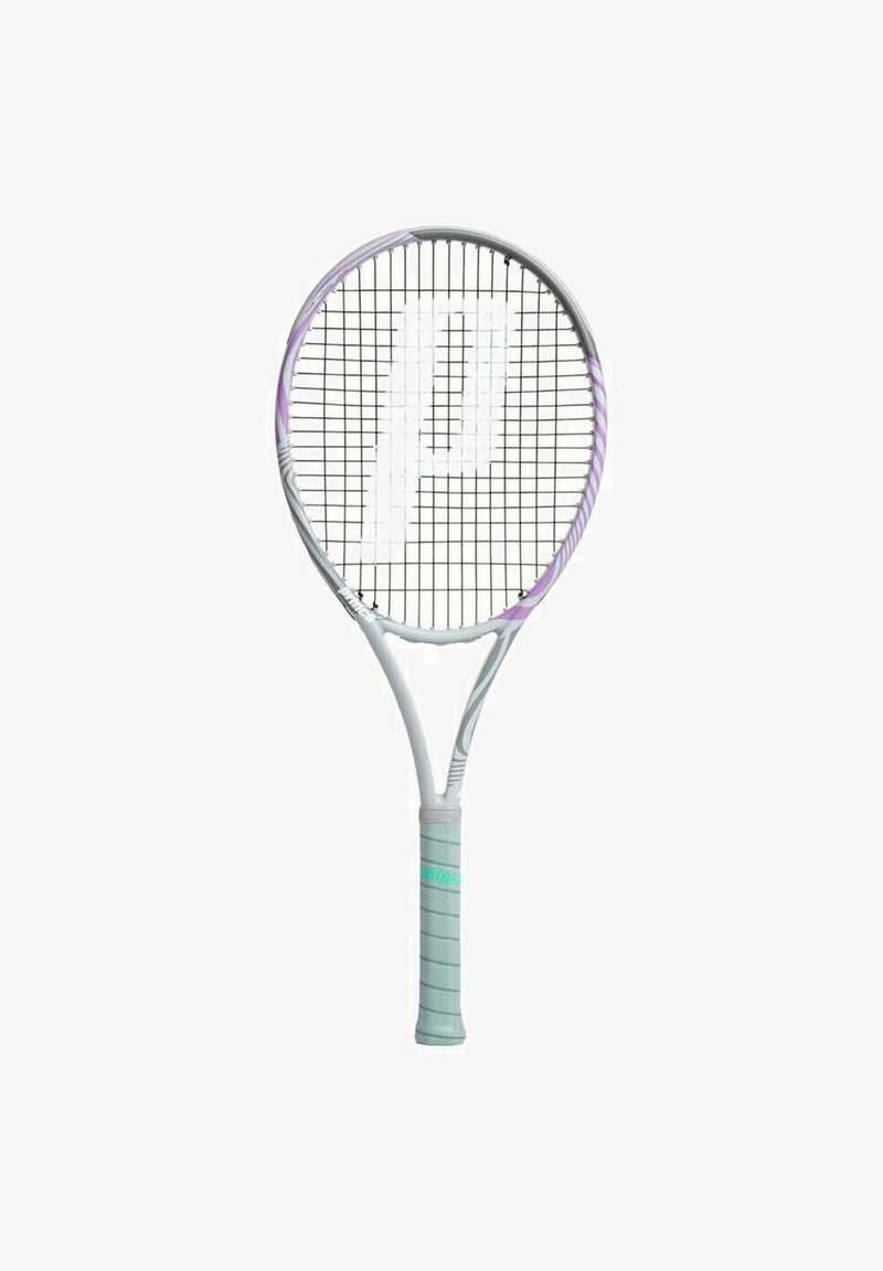 Tennisracket met een ronde frame, grijze en paarse accenten, een gestructureerde grip en een zwart snaarpatroon dat een opvallend logo op de snaren vormt.