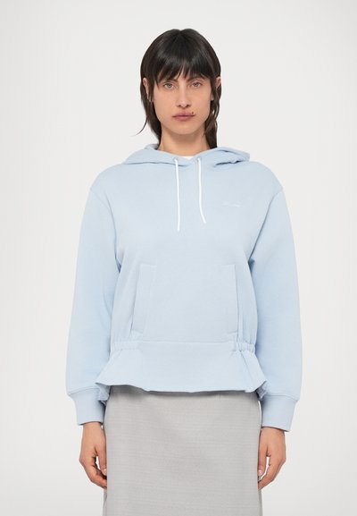 Světle modrá mikina s kapucí z měkké látky, má kapuci se stahovací šňůrkou, klokánkové kapsy a stahovaný lem pro přiléhavý vzhled.