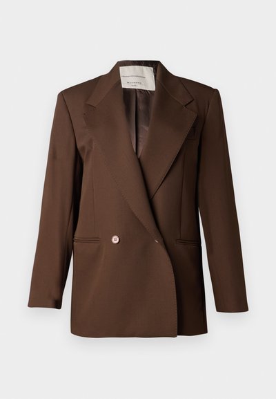 Blazer marron sur mesure en tissu lisse, avec un devant croisé, des revers à cran et deux poches avant. Détails décoratifs avec boutons.