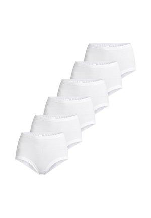 Sechs Paare schlichter weißer High-Waist-Baumwollslips, diagonal auf einem weißen Hintergrund angeordnet.