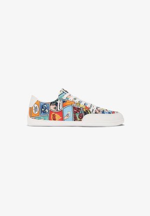 Zapatilla blanca con gráficos coloridos al estilo de tiras cómicas, incluyendo globos de texto, llamas, rosas y una mano sosteniendo una tarjeta.