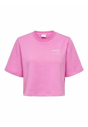 Różowy krótki t-shirt z białym napisem „Valley Blvd Napa CA 94559” na górnej lewej części piersi i okrągłym dekoltem.