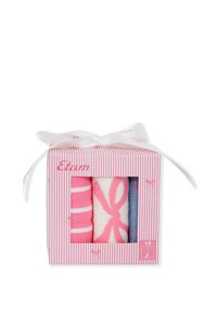 Conjunto de tres calcetines enrollados en rosa, blanco y morado con patrones de lazo, empaquetados en una caja a rayas rosas atada con una cinta blanca.