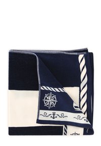 Granatowo-kremowy koc wykonany z miękkiego materiału, z wzorem w liny, morskimi symbolami oraz złożonym rogiem w kontrastowych teksturach.