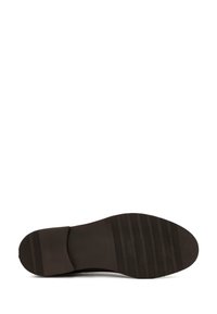 Semelle d'une chaussure de ville en cuir marron foncé avec un talon texturé et une bande de roulement rayée sur l'avant-pied, sur fond blanc.