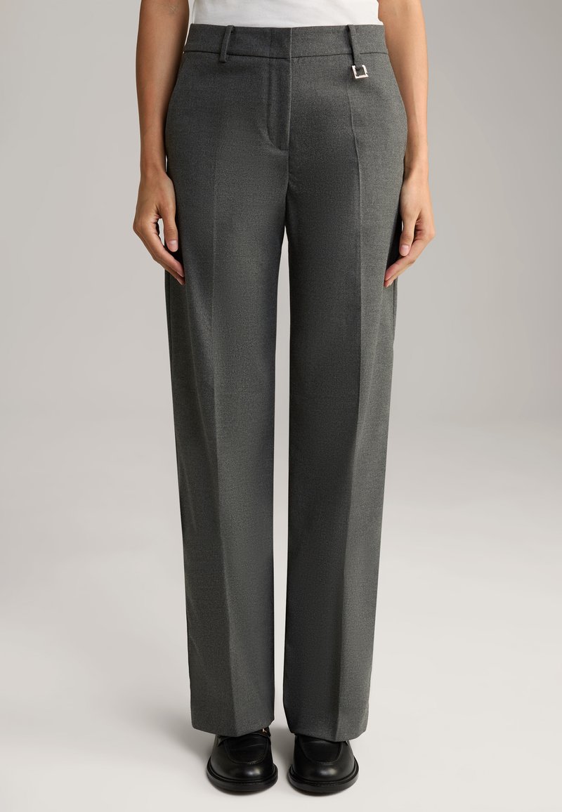Pantalons en laine grise avec une coupe droite, présentant un motif texturé subtil et un accent en métal argenté à la taille.