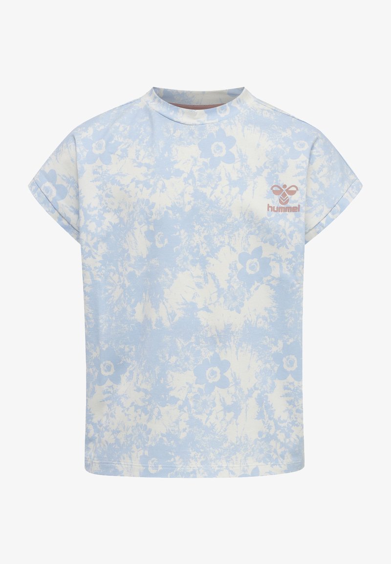 Lyseblå t-shirt med korte ærmer og blomstermønster, med en rund halsudskæring og et lille logo på venstre side. 100% bomuldsstof.