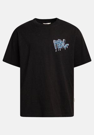 Camiseta de algodón negra con un corte holgado, que presenta un texto gráfico en azul goteante en el frente. Mangas cortas y cuello redondo.