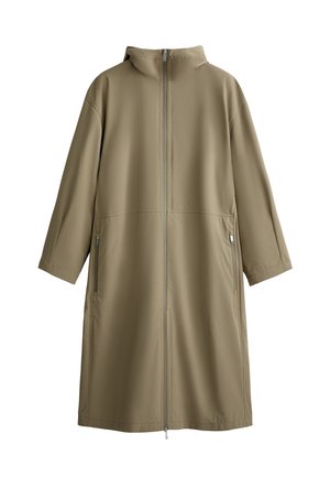 Manteau long, en tissu léger et lisse de couleur kaki. Il possède un col montant, une fermeture à glissière sur le devant et deux poches latérales avec des fermetures éclair.