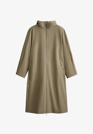Cappotto lungo color khaki realizzato in un tessuto leggero e liscio. Presenta un colletto alto, una zip frontale e due tasche laterali con chiusura a zip.