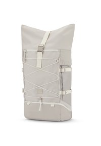 Beige, vízhatlan hátizsák strapabíró szövetből, állítható vállpántokkal, elöl bungee zsinórral és sima felülettel.