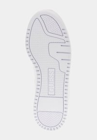 Suola di sneaker bianca con pattern di grip testurizzato, caratterizzata da un logo centrale e un design sagomato. Superficie liscia con scanalature per la trazione.