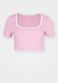 Krátký růžový crop top s krátkými rukávy, čtvercovým výstřihem, bílým lemem a tištěným bílým logem Nike na přední části.