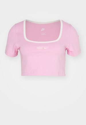 Kratki ružičasti crop top s kratkim rukavima, kvadratnim izrezom, bijelim rubom i otisnutim bijelim Nike logotipom na prednjem dijelu.