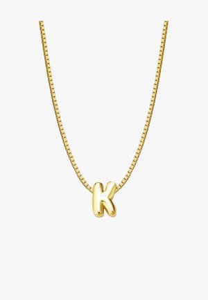Zelta ķēdes kaklarota ar teksturētu, stilizētu burtu "K" piekari, demonstrē spīdīgu apdari ar noapaļotu dizainu.