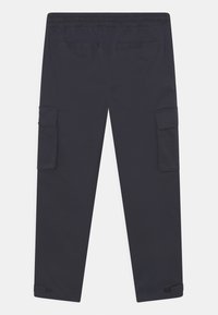 Granatowe spodnie cargo z elastycznym pasem, bocznymi kieszeniami oraz dwiema kieszeniami cargo; gładka tekstura i prosty krój nogawek.