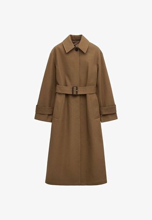 Lang brun trenchcoat med bælte, bred krave, enkelt synligt knap, manchetærmer og frontlommer på hvid baggrund.