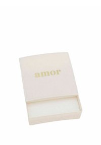 Scatola quadrata di un pallido rosa con la scritta dorata "amor" in rilievo sul coperchio; texture liscia e design aperto con un interno bianco.