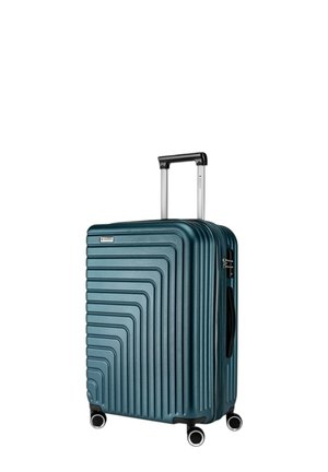 Valigia rigida di colore teal con motivo a righe orizzontali, manico telescopico argentato e quattro ruote pivotanti nere per una facile mobilità.