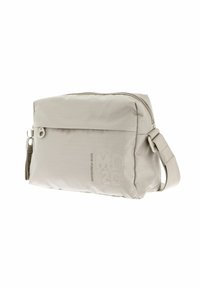 Beige Messengerbag aus strukturiertem Material mit Reißverschluss, verstellbarem Gurt und geprägtem Logo-Detail auf der Vorderseite.