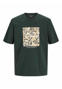 Camiseta de algodón verde oscuro con un gráfico cuadrado beige que presenta patrones de hojas y texto, con cuello redondo y mangas cortas.