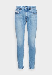 Světle modré skinny džíny vyrobené z denimu. Disponují zapínáním na knoflík, pěti kapsami a jemným vyblednutím podél nohavic.