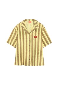 Chemise à manches courtes, col classique, jaune et marron à rayures, avec un motif texturé et une étiquette de marque rouge sur le côté gauche de la poitrine.