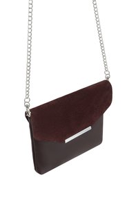 Borsa a spalla in pelle marrone con pattina in suede bordeaux, dettagli in metallo argentato e tracolla a catena. Forma rettangolare compatta.