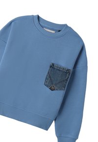 Sudadera azul con cuello redondo, puños de canalé y un bolsillo delantero de denim con costuras en contraste y un parche en forma de triángulo.