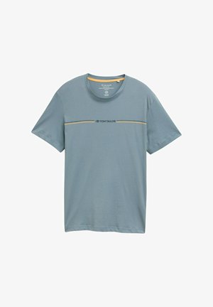 Hele helesinine puuvillane T-särk, lühikeste varrukatega, ümar kaelus ja kontrastne kollane ja tumesinine triip rinna kohal, mille keskel on "TOM TAILOR" logo.