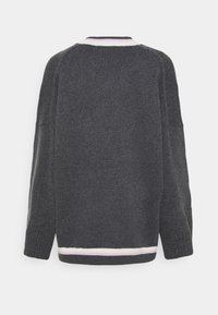 Pull en maille à manches longues gris foncé avec poignets, ourlet et encolure côtelés, avec des rayures blanches et rose clair sur le col et le bas.