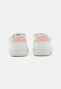 Weiße Lederschuhe mit rosa und mintfarbenen Akzenten, die eine glatte Oberfläche und ein niedriges Design aufweisen. Klettverschluss vorne.